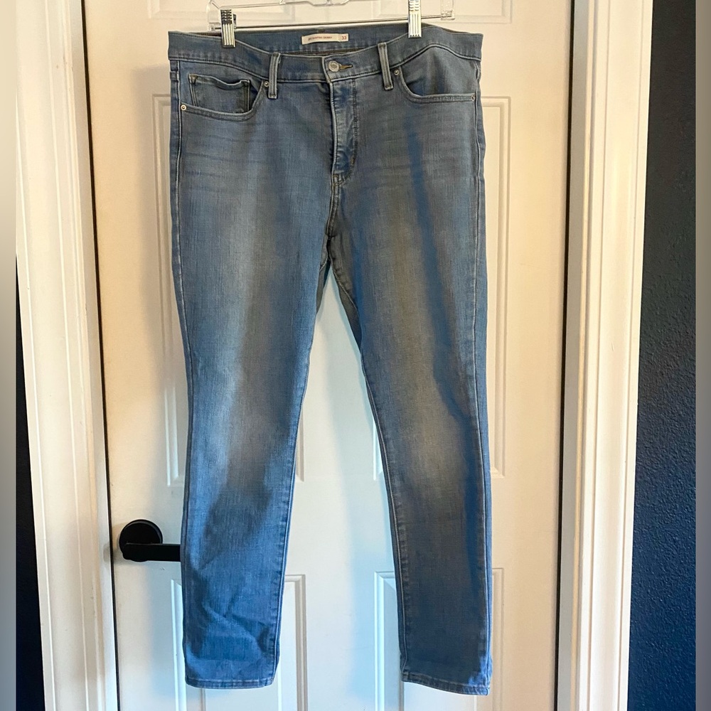 Women’s Levi 311 Shaping Skinny Jeans Light Wash Size 33 / 16